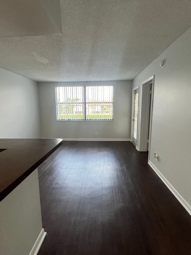 Building Photo - ONE BEDROOM ONE BATHROOM!! Waterfront Comm...