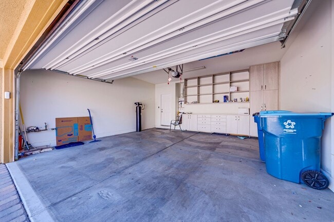 Building Photo - Single-Story Living with Modern Finishes – Available Furnished or Unfurnished