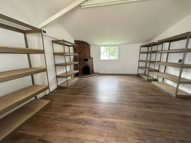 Building Photo - Lovely Home in the Kentwood area of Westchester