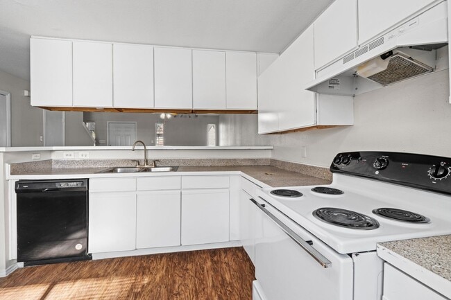 Building Photo - River Crossing ATX - Townhome - 2bd/2.5ba - W/D - Close to Downtown - $1395