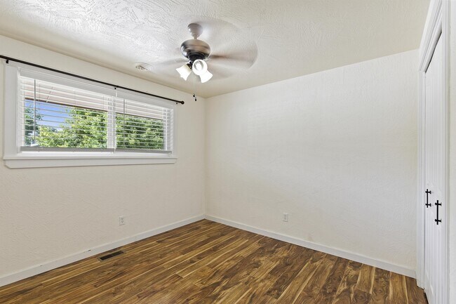 Building Photo - 1228 W 11th St