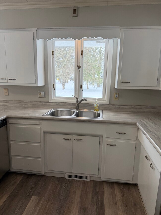 Building Photo - 26 E Oakwood Wy