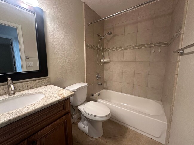 Building Photo - 2 Bedroom 2 Bathroom Updated Duplex with Y...