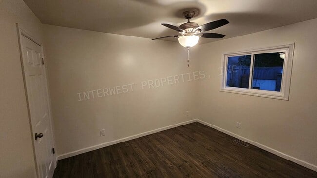 Building Photo - Remodeled 3 bedroom Ranch Style Milwaukie Home With SS Appliances, Fenced Backyard, Garage, & Ext...