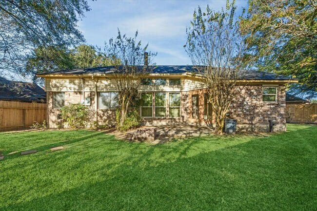 Building Photo - 1119 Downing Cir