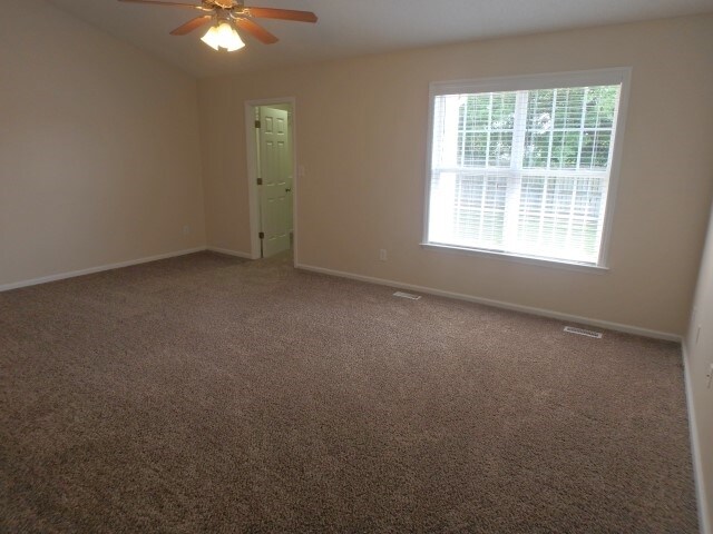 Building Photo - 8 Clarence Ln