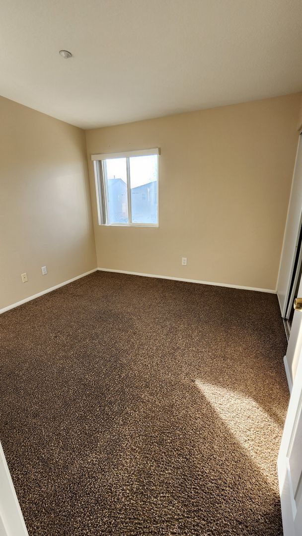Building Photo - MOVE IN READY!!
