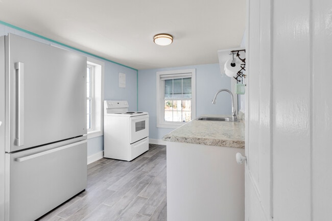 Building Photo - 2107 Bay St