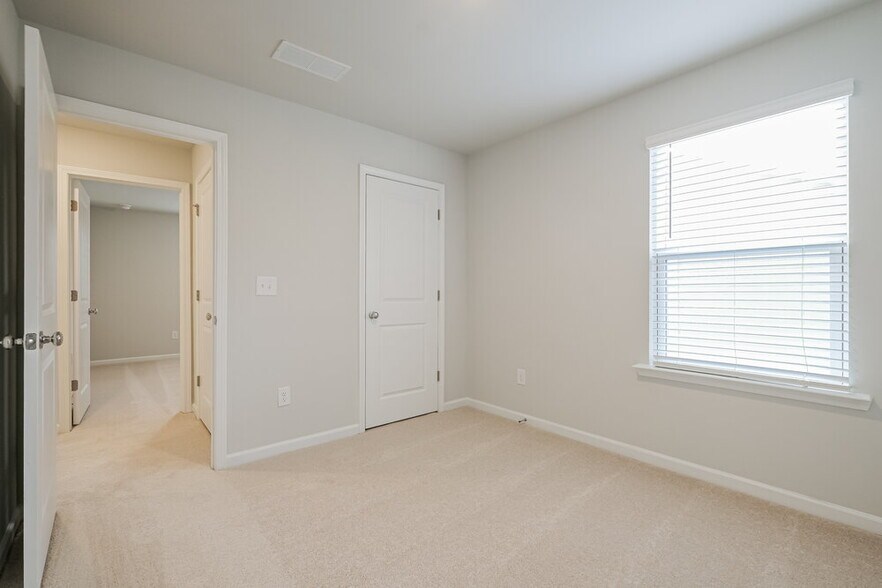 Building Photo - 3064 Orwell Dr SE