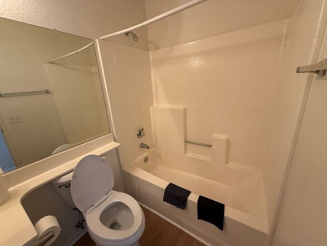 Building Photo - Victorville- Refurbished 2 Bedrooms 2 Bathrooms, New Laminate Floors