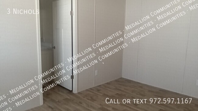 Building Photo - 3 Nichols-