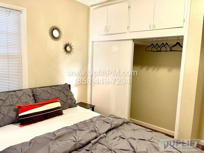 Building Photo - 4829 Castle Ave