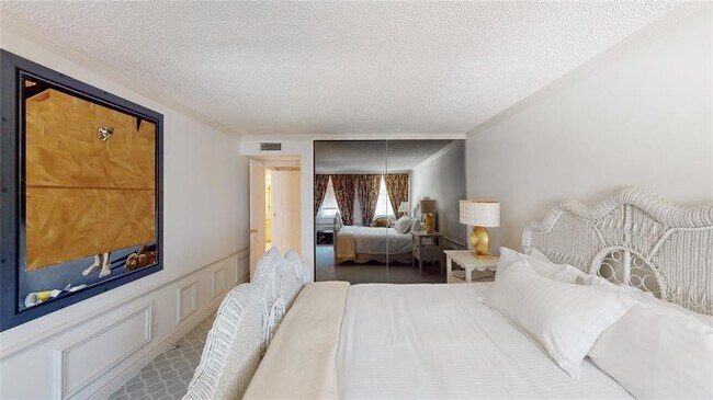 Building Photo - 1149 Hillsboro Mile