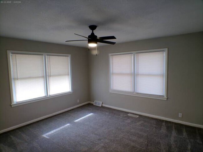 Building Photo - Beautiful 2 bedrooms and 2 baths with vanity located on S Hawthorne Ave in Independence, convenie...