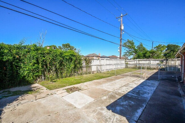 Building Photo - 15063 Woodforest Blvd
