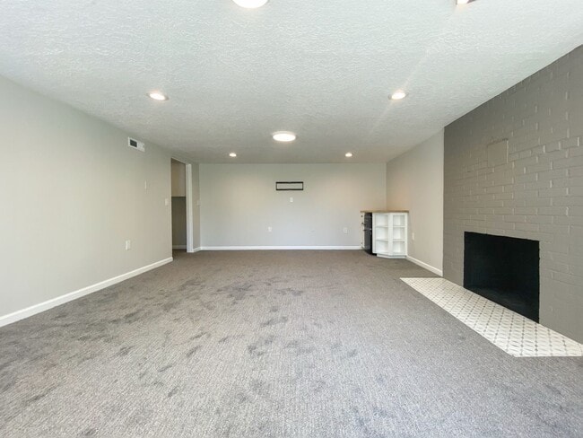 Building Photo - Stunning Mid-Century Home with Spectacular Southerly Views in Sought-After Terwilliger Heights!