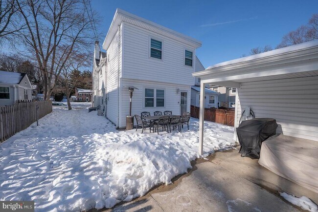 Building Photo - 227 E Hathaway Ln