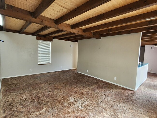 Building Photo - 2 Bedroom Home Located in Bloomfield