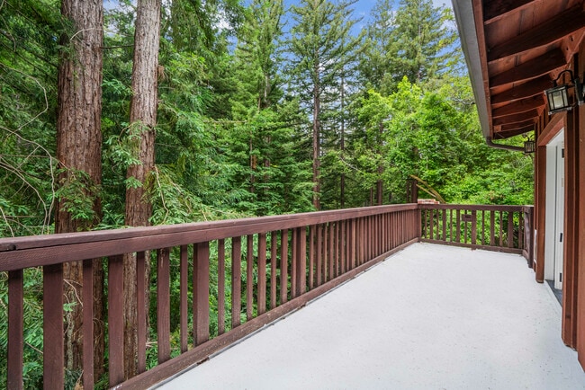 Building Photo - 975 Logan Creek Rd