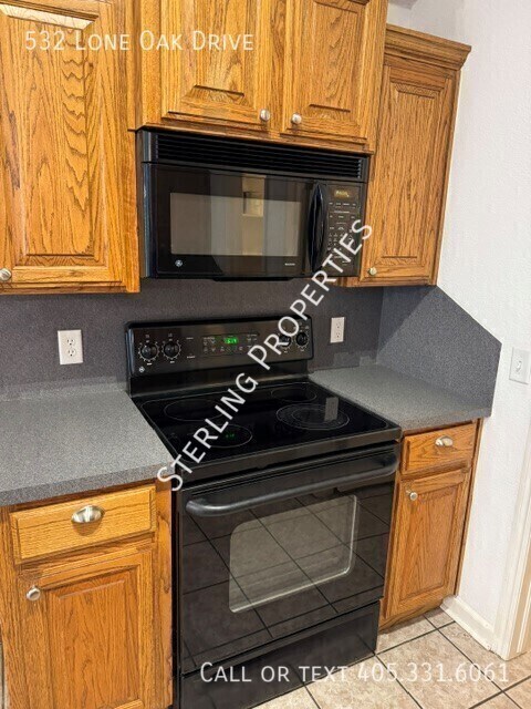 Building Photo - 532 Lone Oak Dr