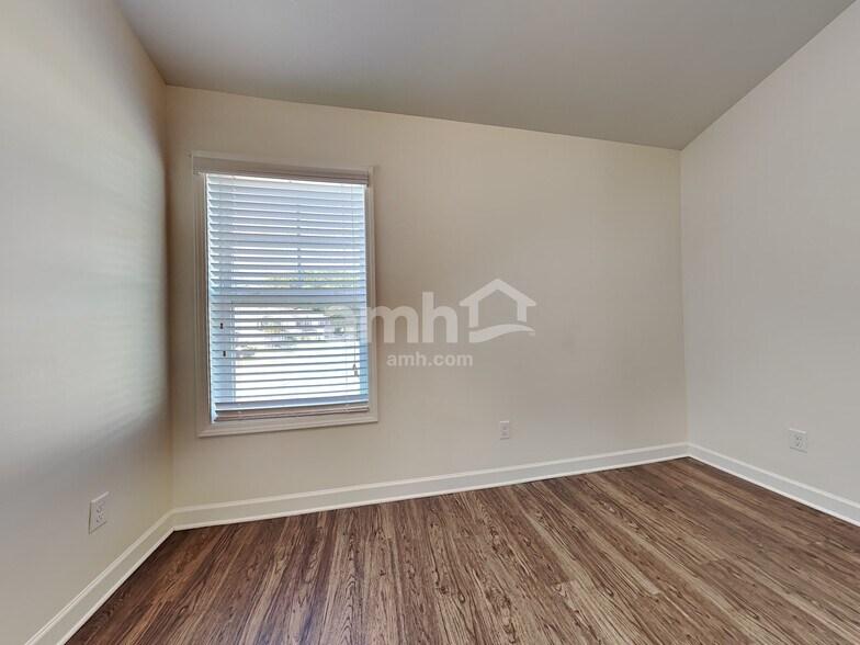 Building Photo - 532 Lateleaf Dr