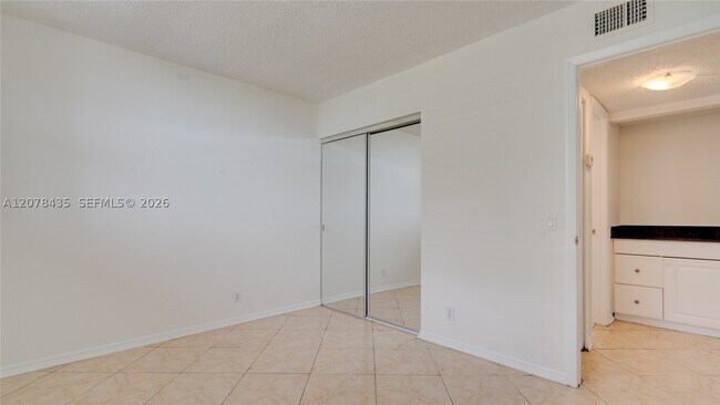 Building Photo - 114 Lake Emerald Dr
