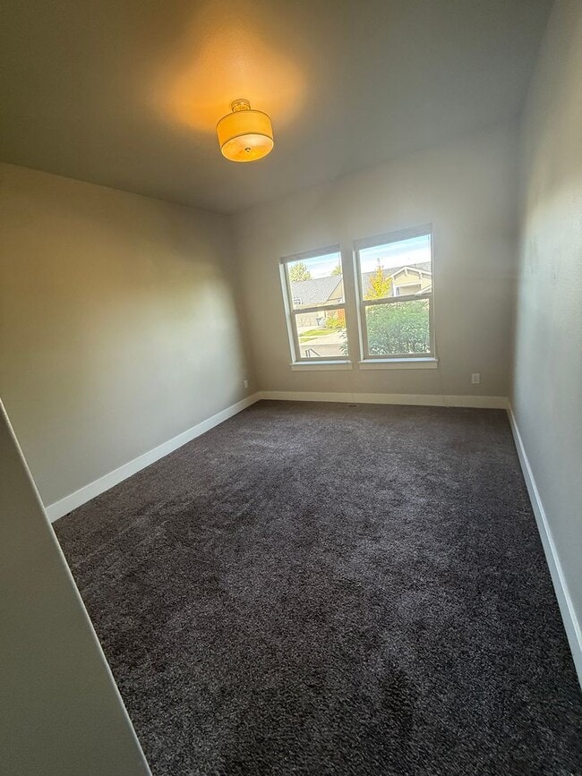 Building Photo - NE 3 Bdrm, 2 Bath, Gas Heat/Fireplace, Air...