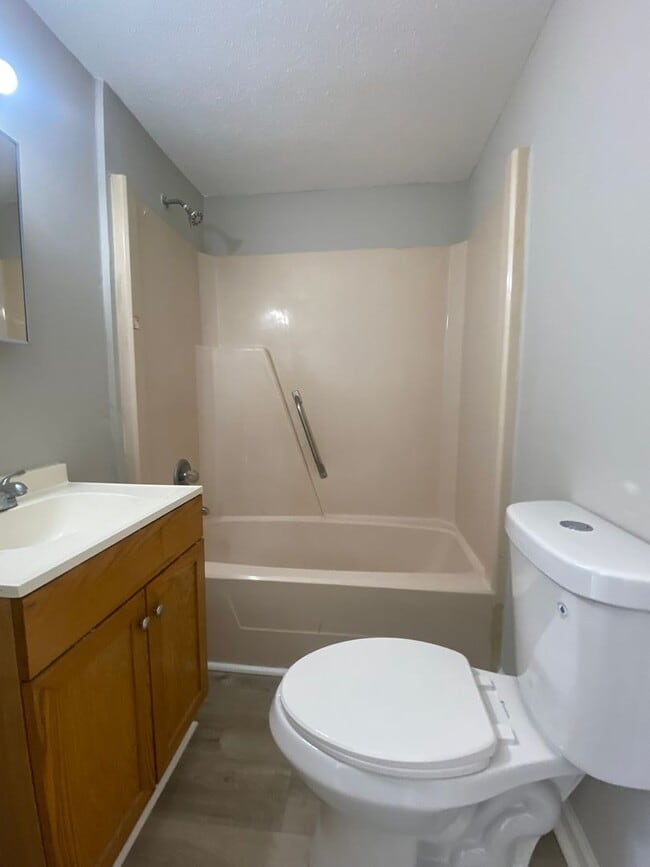 Building Photo - *AVAILABLE NOW*1 Bedroom / 1 Bathroom - Du...