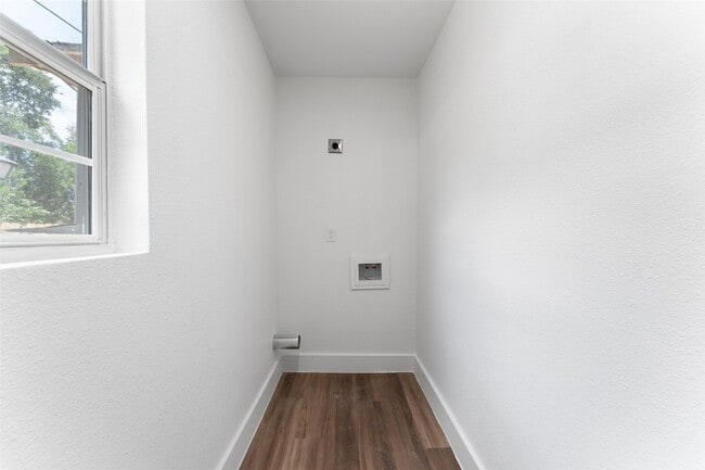 Building Photo - 2730 Gladstone Dr