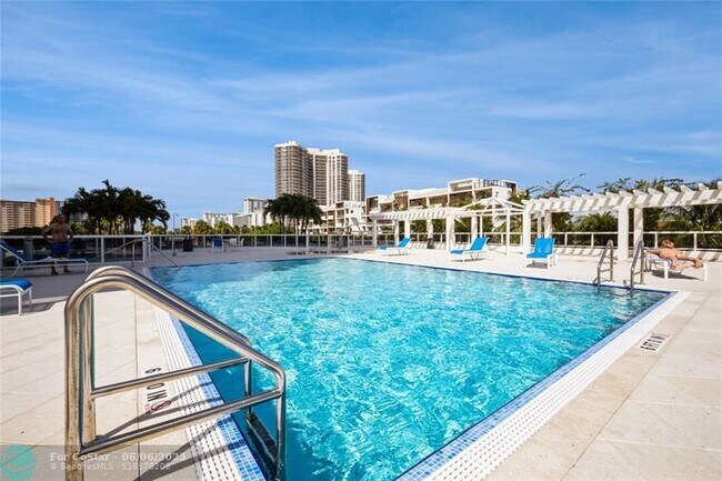 Primary Photo - 3015 N Ocean Blvd