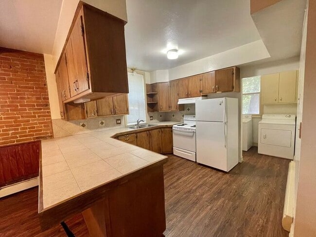 Building Photo - Beautiful 3 Bed 1.5 Bath Townhome in a Ren...