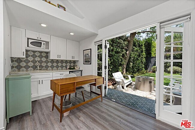 Building Photo - 379 N Ridgewood Pl