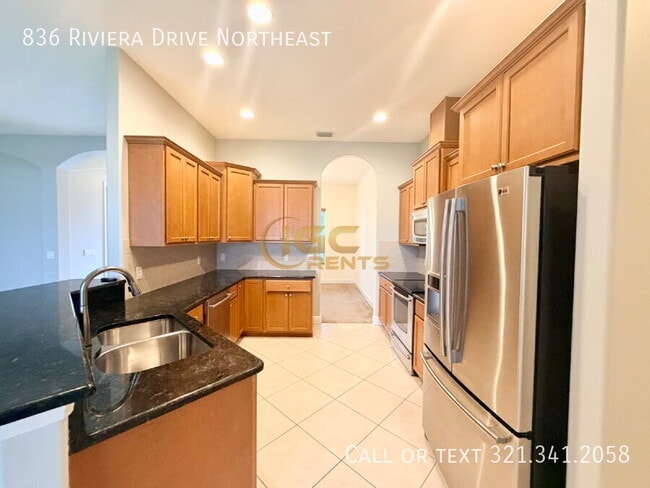 Building Photo - 836 Riviera Dr NE