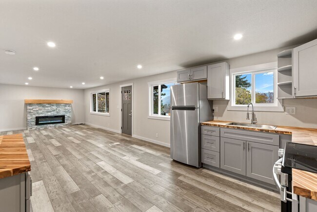 Building Photo - 460 N James Ave