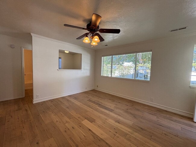 Building Photo - DARLING TOWNHOME FOR RENT!