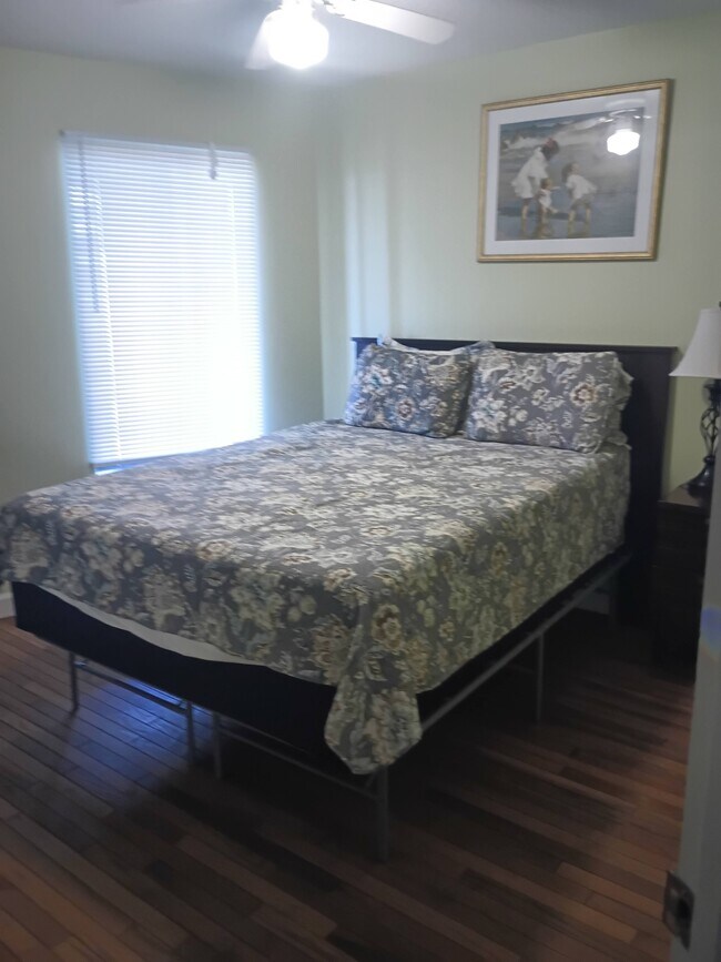 Building Photo - 111 S Oak Ct