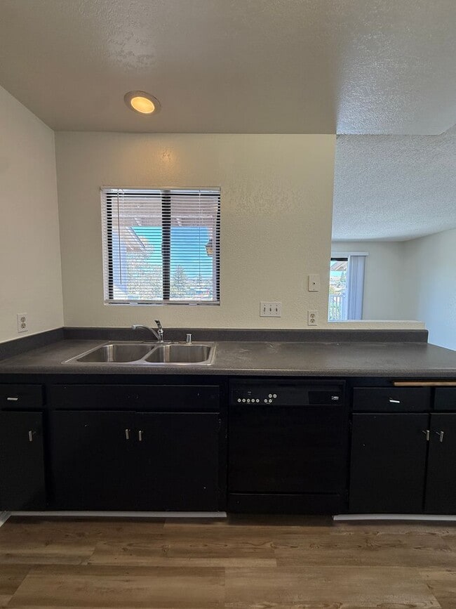Building Photo - Quail Meadows Upstairs Condo with Easy Access to 101 Frwy/VSFB