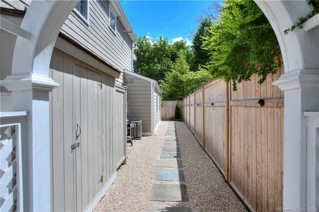 Building Photo - 1 Otter Trail