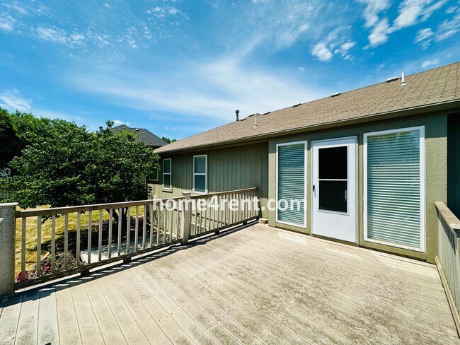 Building Photo - Four Bedroom Olathe Home in a Quiet Neighb...