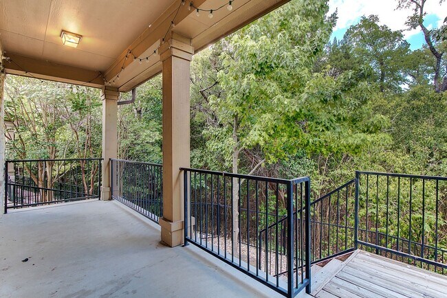 Building Photo - Immaculately Maintained 2/2.5 Townhome In ...
