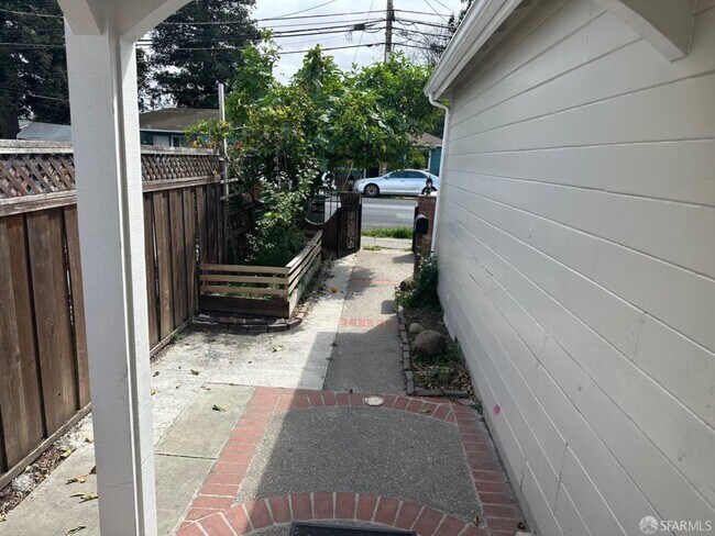 Building Photo - 827 Stambaugh St