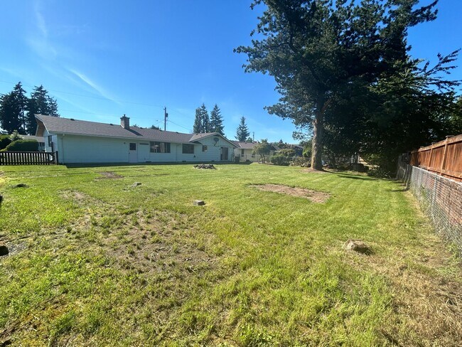 Building Photo - Spacious 3 bedroom, 2 bathroom with large ...