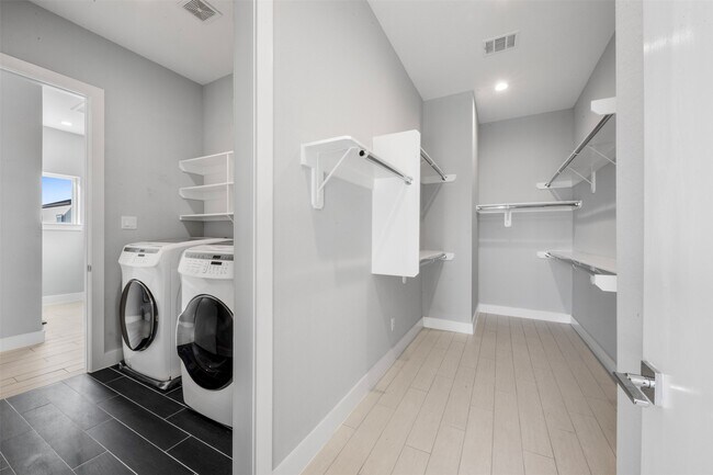 Building Photo - 6106 Clarkson Ln