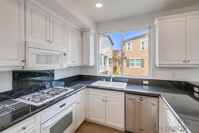 Building Photo - 2978 Beachwood Blf Wy