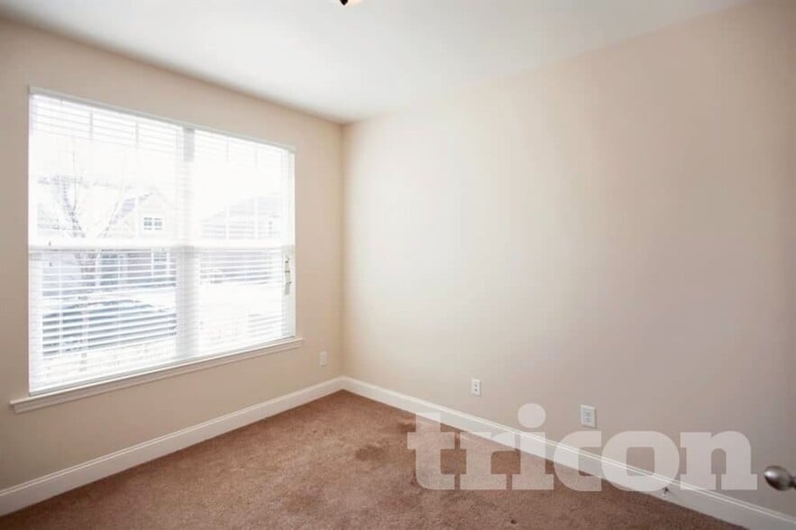 Building Photo - 1716 Hartford Ln