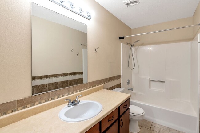 Building Photo - Inviting 2 Bedroom, 1 Bath with Fenced Patio