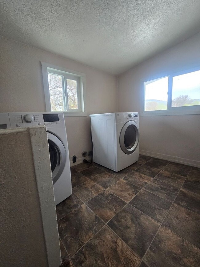 Building Photo - 2 bed 1 bath Recently Remodeled