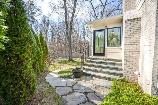 Building Photo - 5128 Linnean Terrace NW