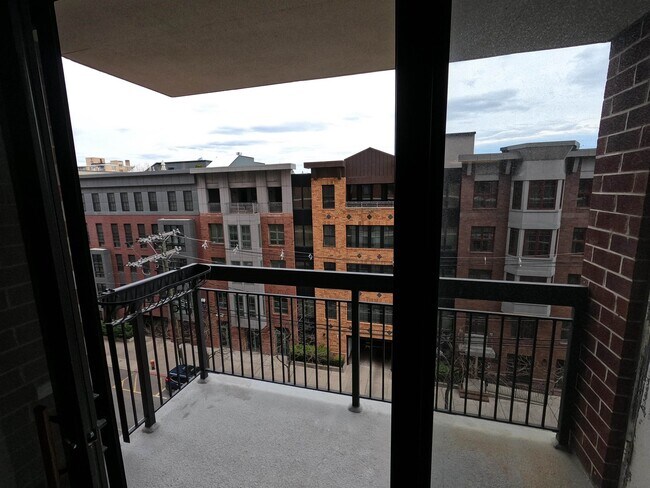 Building Photo - 700 1st St