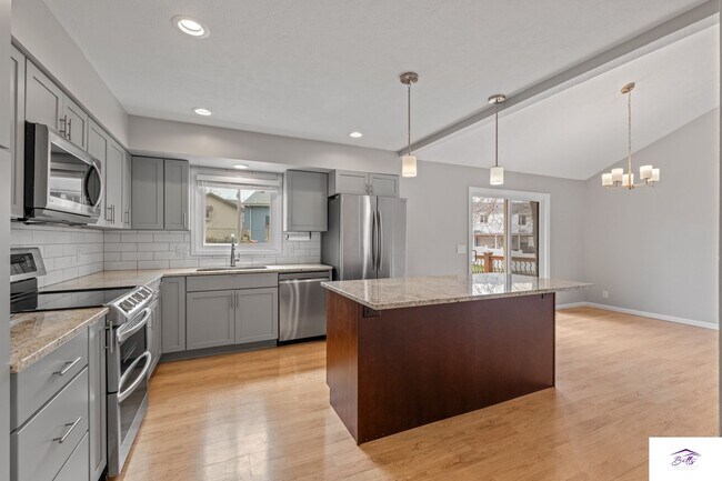 Building Photo - AVAILABLE NOW!